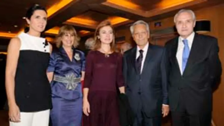  De izqda. a dcha., Pilar Rojo, Blanca Garc&iacute;a Montenegro, presidenta de &lsquo;El Progreso de Lugo&rsquo;, Marta Fern&aacute;ndez Curr&aacute;s, Julio Fern&aacute;ndez Gayoso y Jos&eacute; Ram&oacute;n &Oacute;nega, la pasada semana, en Madrid.