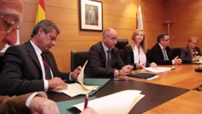  Marta Gonz&aacute;lez y Santiago Camba &ndash;en el centro&ndash;, durante la firma con los responsables de las ONG. 