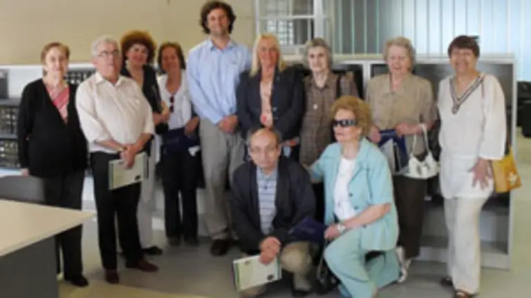  El grupo de madrileños junto al director de la Biblioteca, Pablo Miguel Murray.