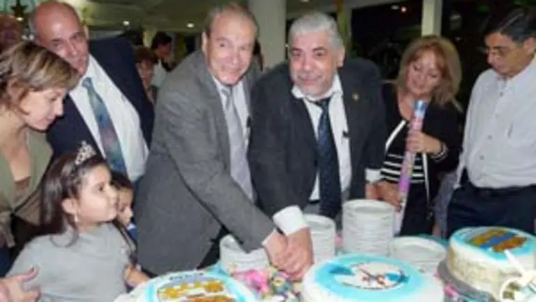  Juan Manuel Gir&aacute;ldez y Manuel Sinde cortan el pastel del 50&ordm; aniversario.