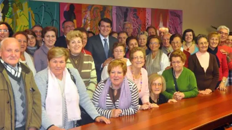  El consejero de Interior y Justicia, Alfonso Fernández Mañueco, con los emigrantes de Bélgica que han visitado Castilla y León. 