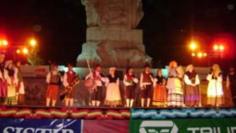  El grupo &lsquo;El Ruxideru&rsquo;, en el espect&aacute;́culo central del festejo.