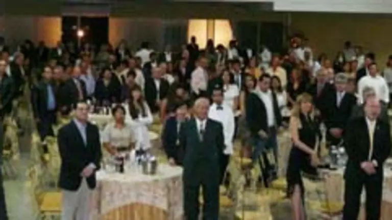  Los asistentes a la celebraci&oacute;n del pasado a&ntilde;o escuchan de pie el himno del Principado: &lsquo;Asturias patria querida&rsquo;.