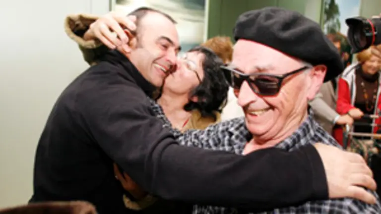  El aeropuerto de Santiago vivi&oacute; momentos de alegr&iacute;a con la llegada de los emigrantes. 