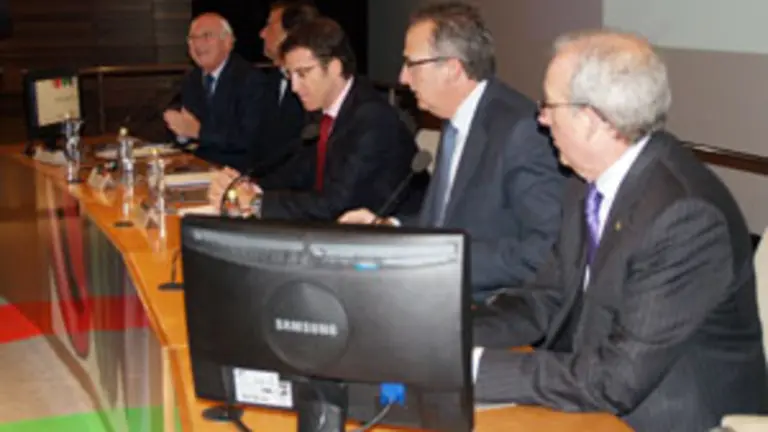 El presidente Feij&oacute;o -en el centro- durante un momento de su intervenci&oacute;n.