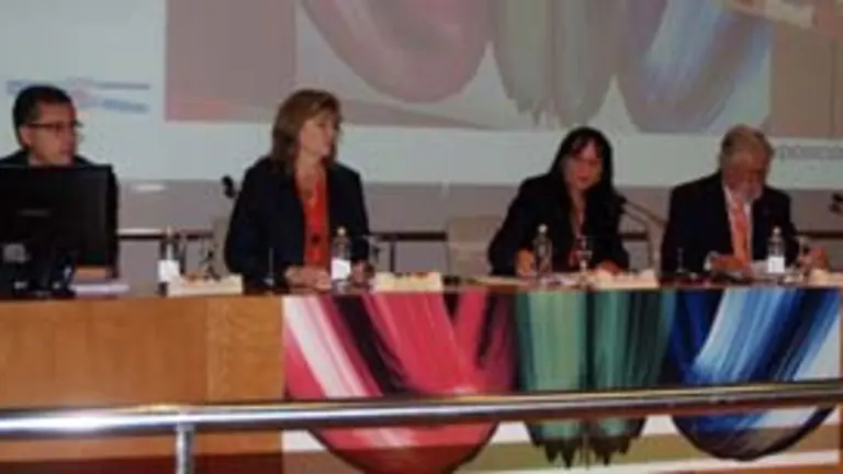  Los participantes en el panel de Estados Unidos, entre los que destacan Ellen Leny Pessagno y Manuel Fern&aacute;ndez Grande, presidente de Securyty Bank, a la dcha.