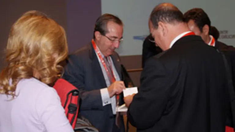  El presidente de los empresarios gallegos en Madrid, Francisco Cal Pardo &ndash;en el centro&ndash;, despu&eacute;s de su intervenci&oacute;n en el 4&ordm; Encontro.