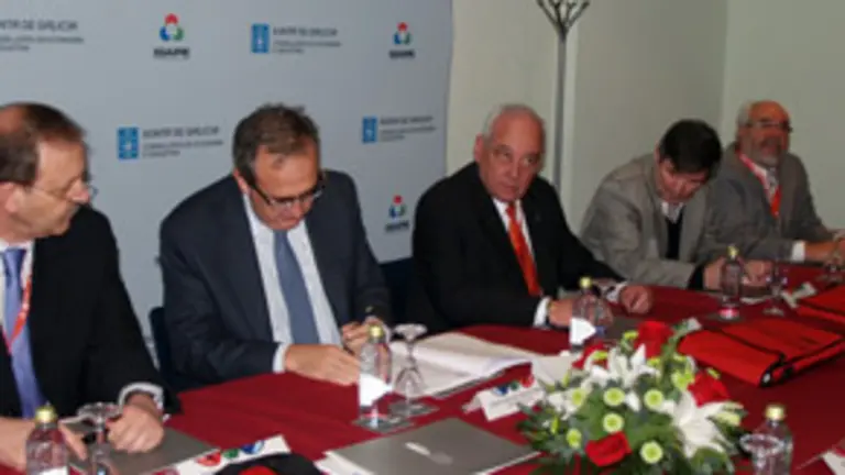  El director Xeral de Igape, Joaqu&iacute;n Varela de Limia &ndash;a la izda.&ndash; asiste a la firma del convenio con los empresarios gallegos en el exterior.