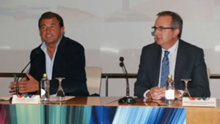  Javier Guerra y Joaqu&iacute;n Varela, durante la clausura.