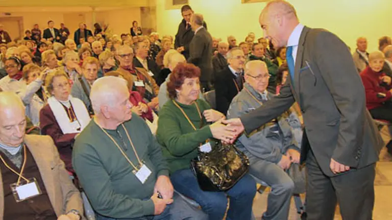  El secretario xeral, Santiago Camba, salud&oacute; a los participantes en \'Reencontros\' que est&aacute;n en Galicia desde el lunes. 