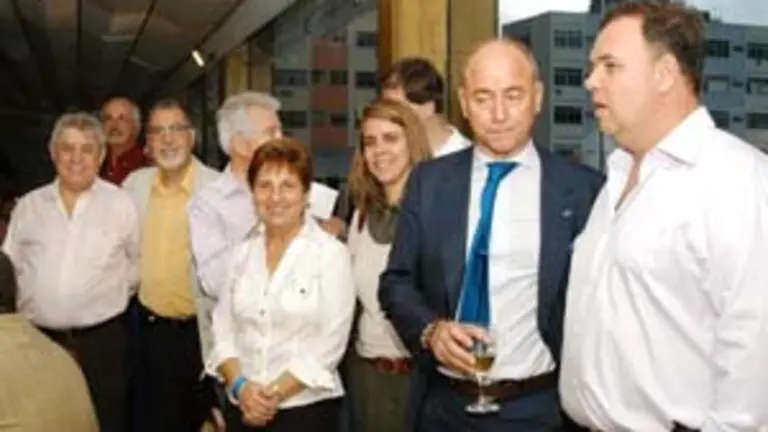  El secretario xeral, Santiago Camba, con algunos representantes de la colectividad gallega en Brasil.