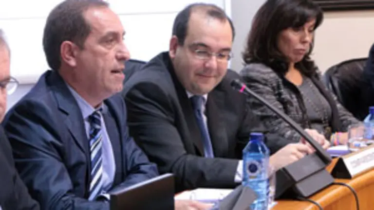  Valeriano Mart&iacute;nez &ndash;1&ordm; por la izda.&ndash; explic&oacute; los presupuestos de Presidencia en el Parlamento.