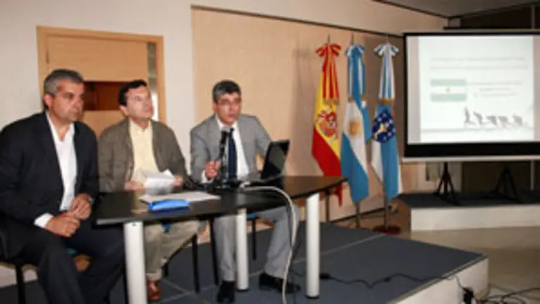  Ildefonso de la Campa, en su intervenci&oacute;n durante la apertura del curso. Le acompa&ntilde;an el delegado de la Xunta en Argentina, Alejandro L&oacute;pez, y el presidente del Centro Galicia, Jos&eacute; Vila.