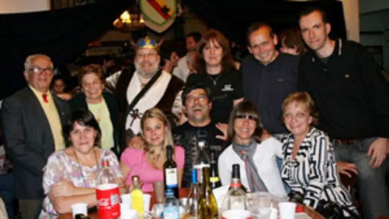  Daniel Pazos, uno de los organizadores de la fiesta &ndash;en el centro&ndash; ,junto a dirigentes e invitados.