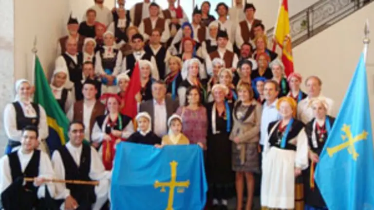  El grupo &lsquo;Ra&iacute;ces Asturianas&rsquo; en Brasil, junto a autoridades del Principado.