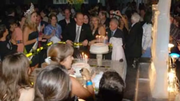  Antonio Pi&ntilde;&oacute;n, presidente de la entidad, apaga las velas del pastel del 50&ordm; aniversario, acompa&ntilde;ado de miembros de su directiva, socios e invitados especiales.