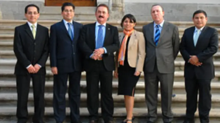  El presidente de REGTSA y los funcionarios peruanos en Salamanca.