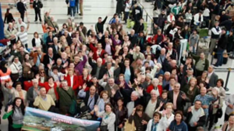  Imagen de grupo de los miembros de la comitiva y de los familiares que fueron a recibirles al aeropuerto.
