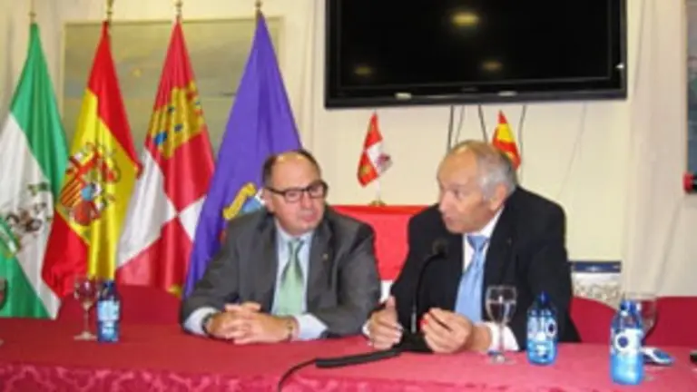  Enrique Martín y José Colinas, durante el acto.