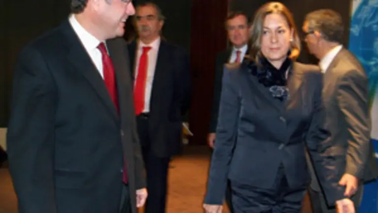 La presidenta de la Cámara de Contratistas, Isabel de Blas, junto al consejero de Fomento, Antonio Silván.