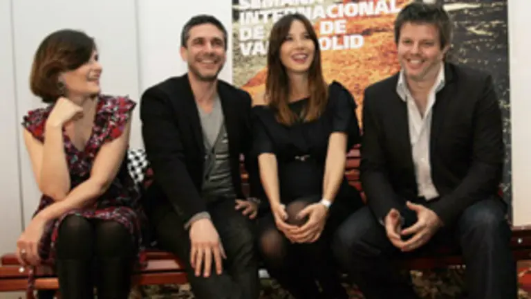 Los actores Ana Calentano, Bárbara Goenaga y Leonardo Sbaraglia, junto a Miguel Cohan en Valladolid. 