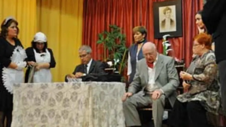 Representación teatral a cargo del grupo del Centro. 