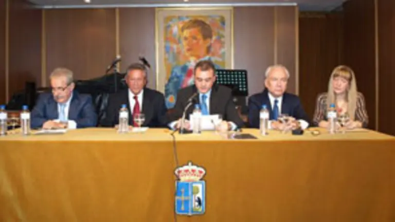 Mesa presidencial en el acto de entrega de la &lsquo;Manzana de Oro&rsquo;.