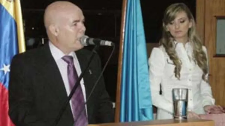 Luis Mart&iacute;nez Niembro, presidente del CAC, durante su alocuci&oacute;n, asistido por la jefa de Protocolo, Ver&oacute;nica Gonz&aacute;lez Cueto.