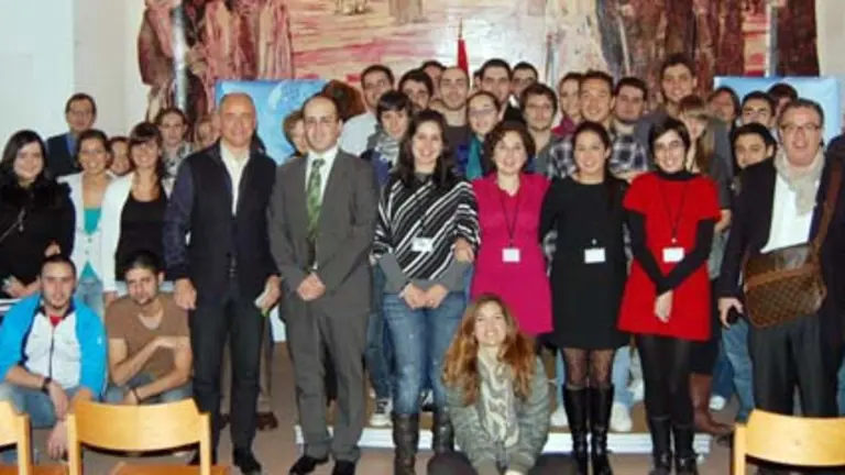 Santiago Camba posa con los asistentes a la inauguraci&oacute;n del Congreso Europeo de la Juventud Gallega en el Exterior.