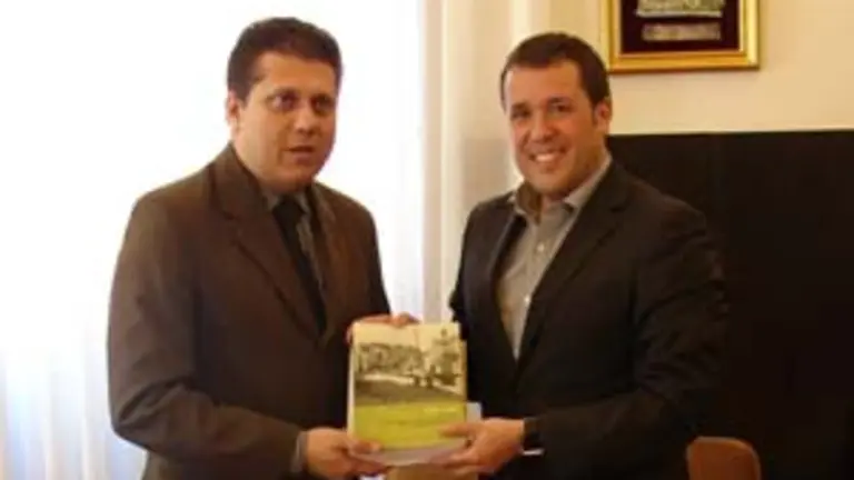 Santiago Coelho &ndash;izda.&ndash; recibe el libro con el que le obsequi&oacute; el alcalde de Ponte Caldelas, Perfecto Rodr&iacute;guez.