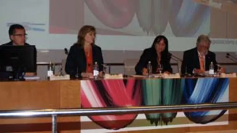 Leopoldo Yeste, subdirector de Promoci&oacute;n del Igape &ndash;izda.&ndash;, anunci&oacute; la base de datos en el 4&ordm; &lsquo;Encontro de Empresarios en Rede&rsquo;.