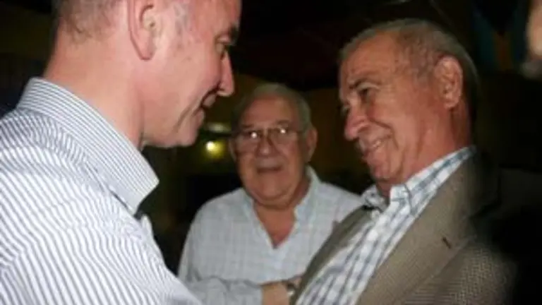 El secretario xeral Santiago Camba saluda a Rolando P&eacute;rez, durante su &uacute;ltima estancia en la isla caribe&ntilde;a.