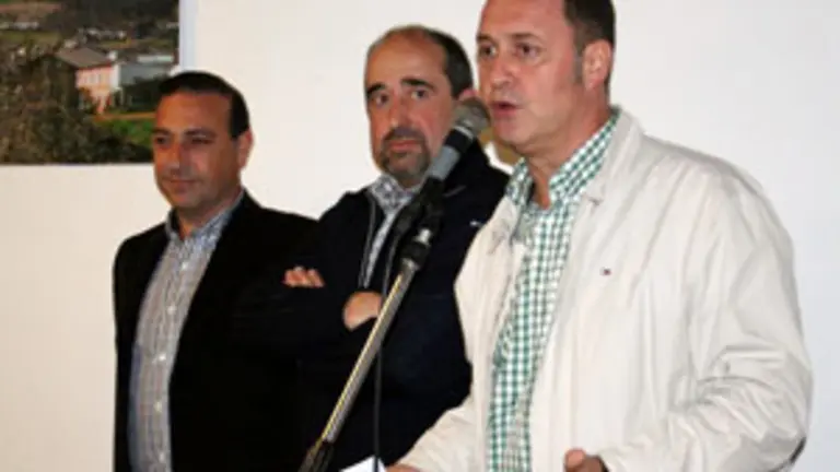 El alcalde de Xove, Demetrio Salgueiro &ndash;en primer t&eacute;rmino&ndash;, con los alcaldes de Lourenz&aacute;, Vidal Mart&iacute;nez, y Trabada, Jos&eacute; Manuel Y&aacute;&ntilde;ez, durante la comida con los vecinos de la comarca en Buenos Aires.