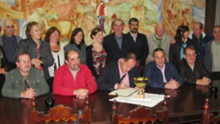  Los alcaldes firmaron en el libro de oro del Centro Gallego de Mar del Plata.