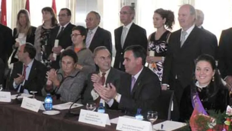 Los duques de Soria –en el centro– presidieron la entrega de los galardones en la Casa de Soria en Madrid.