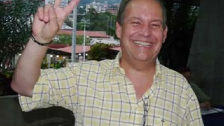 Antonio Pi&ntilde;&oacute;n Mart&iacute;n muestra la &lsquo;V&rsquo; de la victoria.