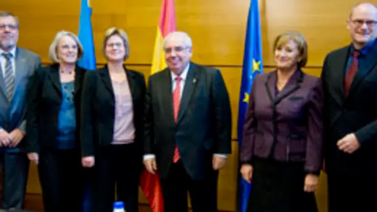  Diferentes autoridades posan tras la firma del convenio. 