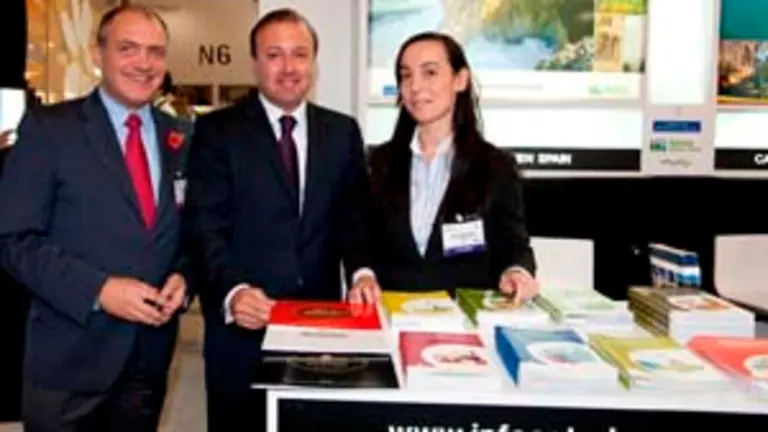  Joan Mesquida, secretario general de Turismo, y Antonio Bernab&eacute;, director general de Turespa&ntilde;a, a su paso por el estand de Asturias en la WTM de Londres.