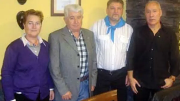  La viceconsejera, junto al &lsquo;Allerano 2010&rsquo; y dos directivos de la Asociaci&oacute;n &lsquo;Amigos de Moreda y Llanes&rsquo;.