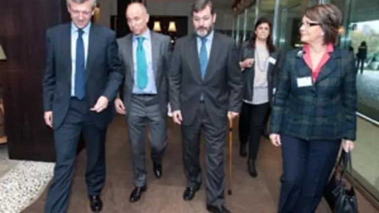  El conselleiro de Presidencia, acompa&ntilde;ado por Santiago Camba &ndash;a su izda.&ndash;, en la inauguraci&oacute;n del seminario.