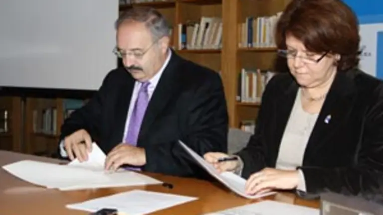  Ram&oacute;n Villares y Ana Paula Laborinho, durante la firma del convenio.