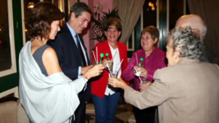 El embajador, Manuel Cacho, y su esposa, Maite García, brindan con los agasajados madrileños.
