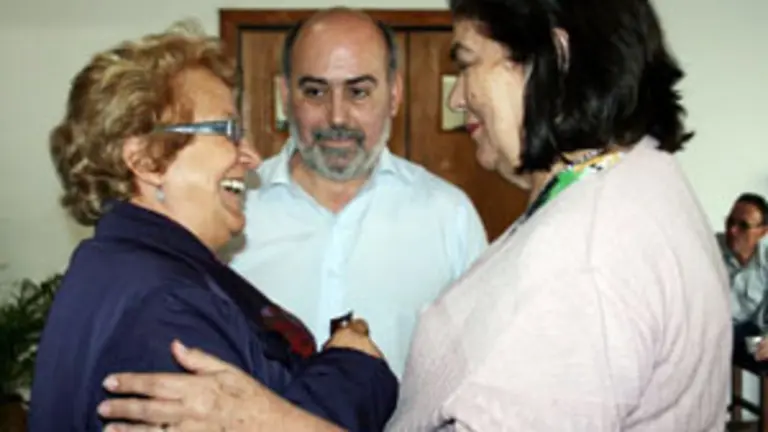  La viceconsejera saluda a una asistente al acto en Buenos Aires.