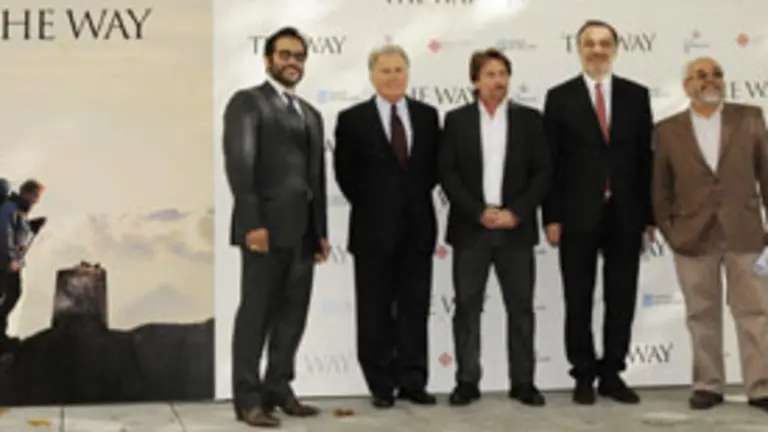  David Alexanian, Martin Sheen, Emilio Est&eacute;vez, Roberto Varela y Julio Fern&aacute;ndez, durante la presentaci&oacute;n.