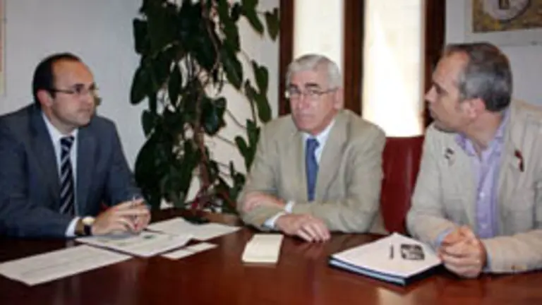  Julio Olmos, consejero de Trabajo de la Embajada espa&ntilde;ola; Jos&eacute; Antonio G&oacute;mez Peri&ntilde;&aacute;n, viceconsejero de Gobernaci&oacute;n de la Junta, y V&iacute;ctor Bellido, coordinador de Cooperaci&oacute;n en las Comunidades Andaluzas.