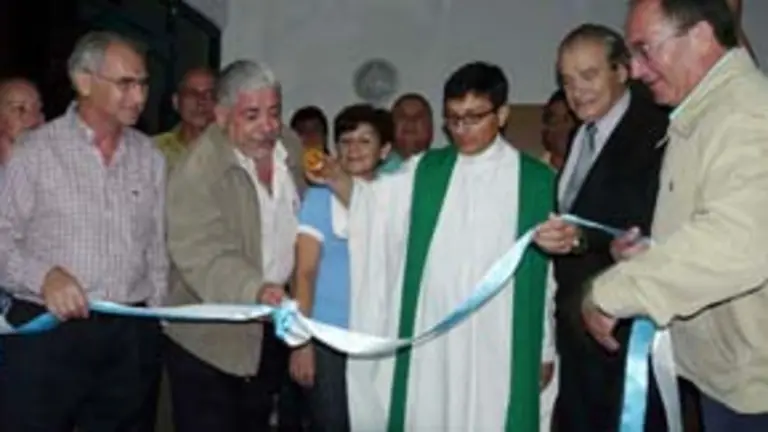  Miembros de la Junta Directiva del CGPLC, ex presidentes y amigos, en el corte de la cinta inaugural. 