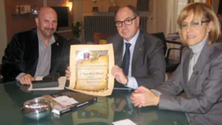  Enrique Martín recibió el título de manos de Gustavo García Solano.