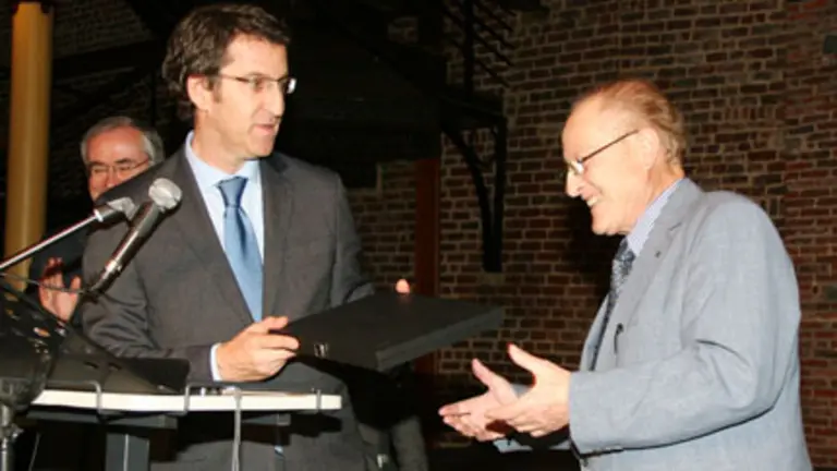  El presidente Feij&oacute;o entrega al presidente del Centro Gallego, Miguel Palomo, una placa conmemorativa.