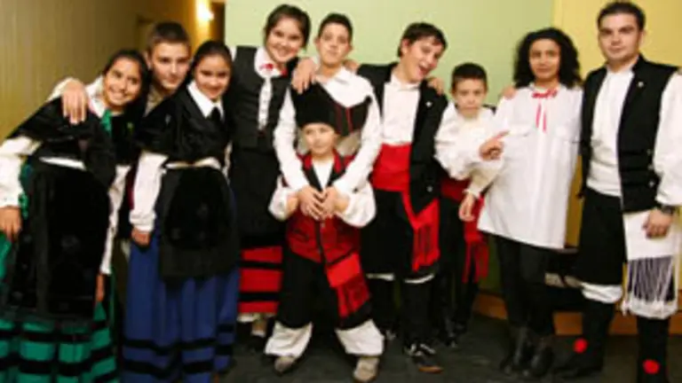  Los integrantes del grupo juvenil &lsquo;Follas Novas&rsquo; son los encargados de dar continuidad a la cultura musical gallega.