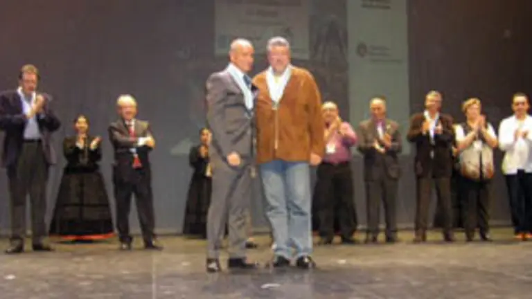  Santiago Camba e Antonio Balm&oacute;n Ar&eacute;valo, alcalde de Cornell&aacute;, coa distinci&oacute;n que lles foi concedida.